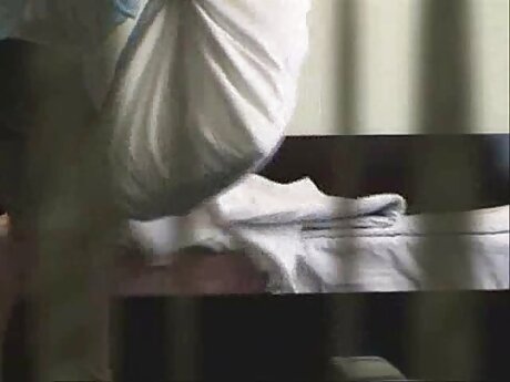 شابة سمراء يحصل على اثنين من فلم سكس للكبار الديوك